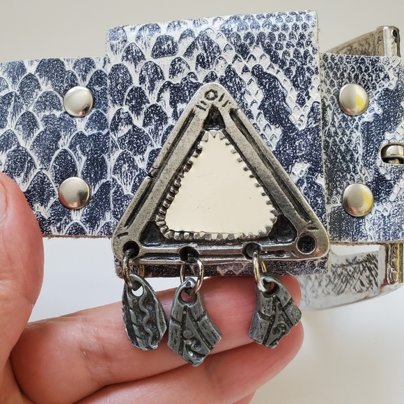 Vintage gray leather belt - snake skin design - Picture 5 of 12